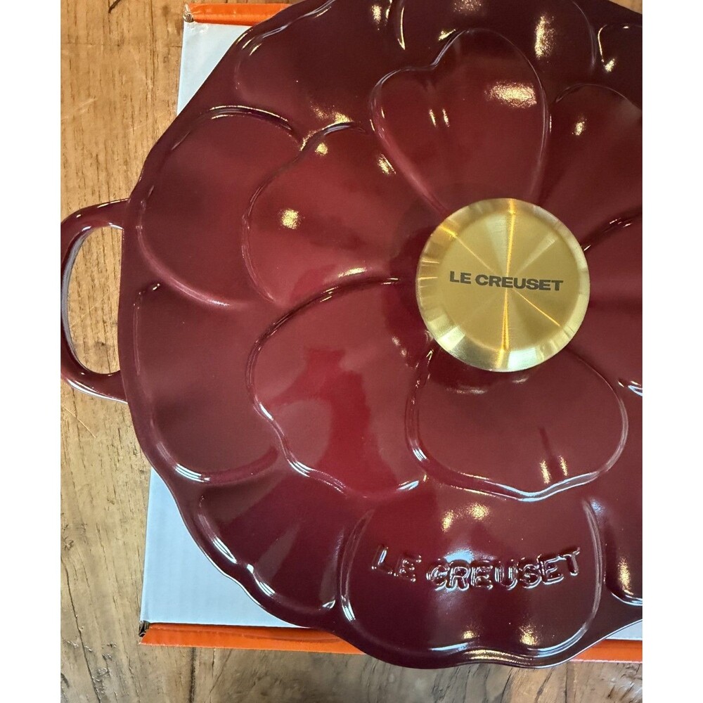 Le Creuset Signature Cast Iron Petal Shallow Casserole 2.25qt Garnet Rhone NEW - Picture 8 of 16